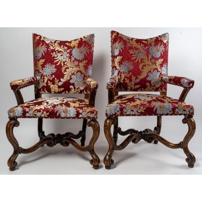 Paire de fauteuils à coiffer en noyer mouluré et sculpté, Italie, début du XVIIIe siècle