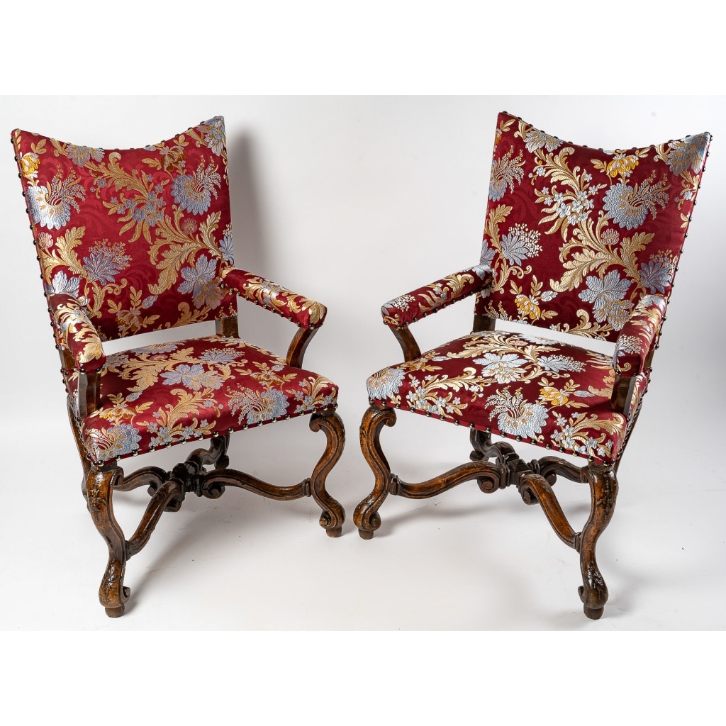 Paire de fauteuils à coiffer en noyer mouluré et sculpté, Italie, début du XVIIIe siècle | Biron 