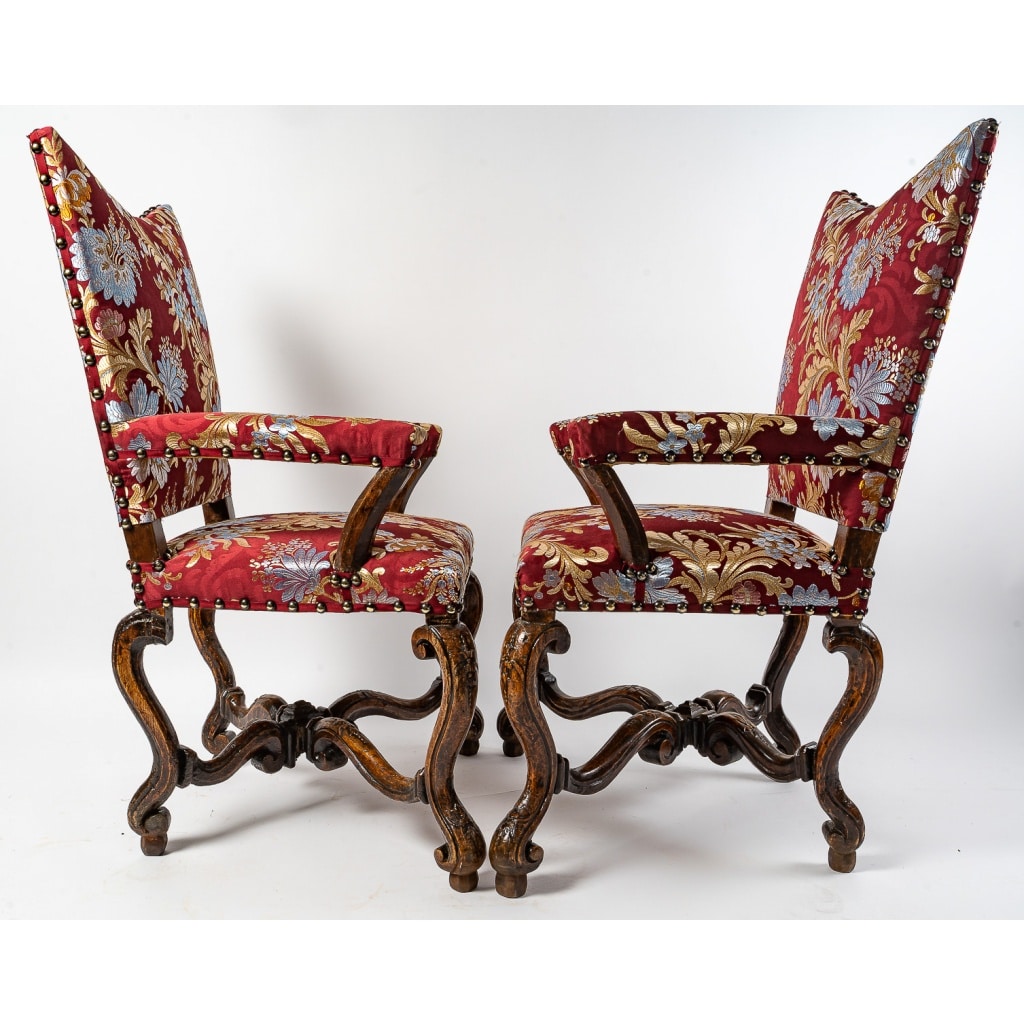 Paire de fauteuils à coiffer en noyer mouluré et sculpté, Italie, début du XVIIIe siècle | Biron 