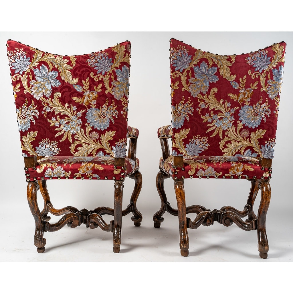 Paire de fauteuils à coiffer en noyer mouluré et sculpté, Italie, début du XVIIIe siècle | Biron 