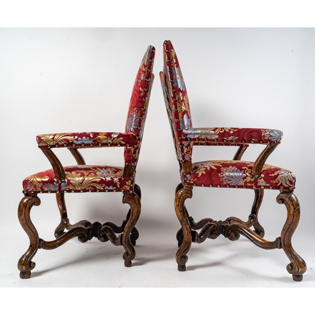 Paire de fauteuils à coiffer en noyer mouluré et sculpté, Italie, début du XVIIIe siècle | Biron 