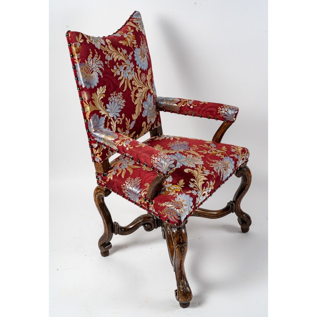 Paire de fauteuils à coiffer en noyer mouluré et sculpté, Italie, début du XVIIIe siècle | Biron 
