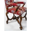 Paire de fauteuils à coiffer en noyer mouluré et sculpté, Italie, début du XVIIIe siècle | Biron 