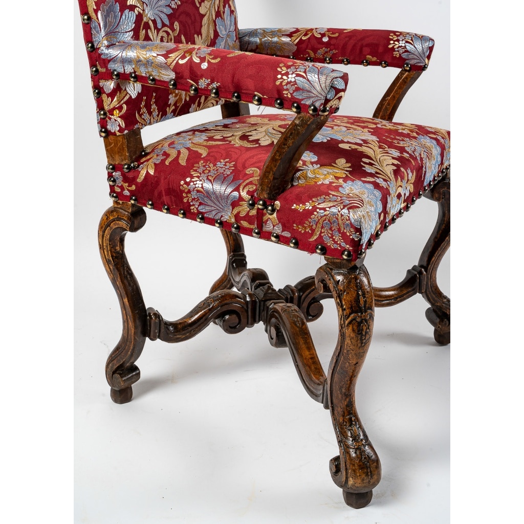 Paire de fauteuils à coiffer en noyer mouluré et sculpté, Italie, début du XVIIIe siècle | Biron 