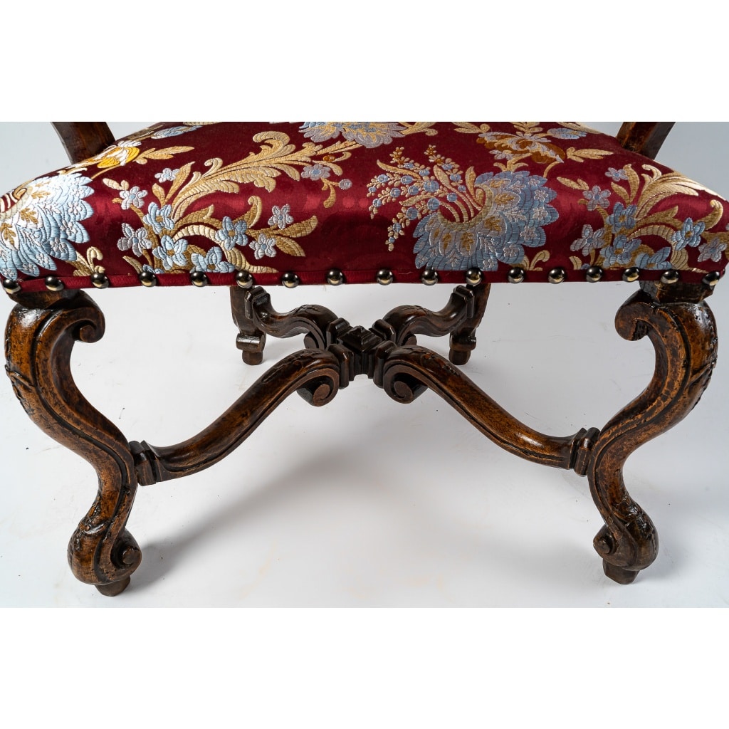 Paire de fauteuils à coiffer en noyer mouluré et sculpté, Italie, début du XVIIIe siècle | Biron 