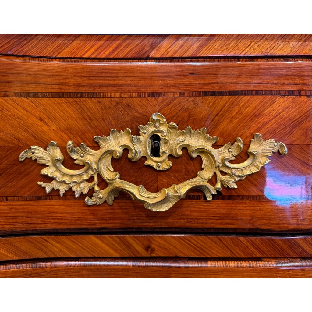 Jean-François Lapie (1720-1797) – Commode en marqueterie de bois de rose et bois de violette d’époque Louis XV | Biron 