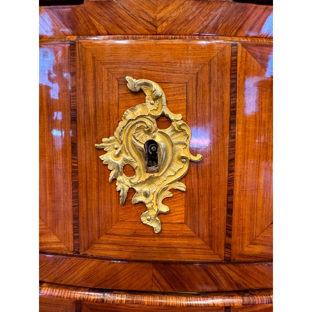 Jean-François Lapie (1720-1797) – Commode en marqueterie de bois de rose et bois de violette d’époque Louis XV | Biron 