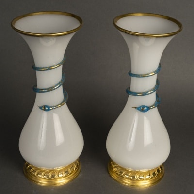 Paire de vases en opaline blanche à décor de serpents bleus, Période Napoléon III.