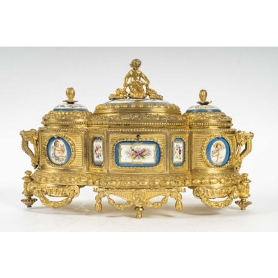 Un coffret à bijoux en bronze doré et porcelaine, fin XIXème siècle