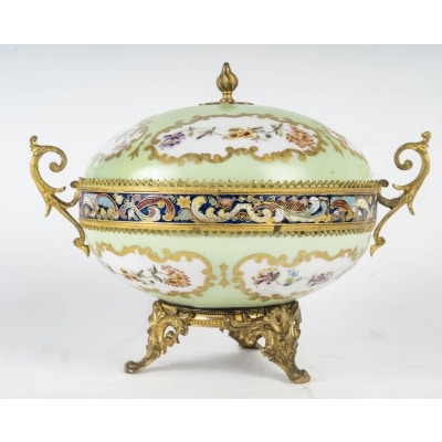 Une bonbonnière en porcelaine et bronze cloisonné, fin XIXème Siècle