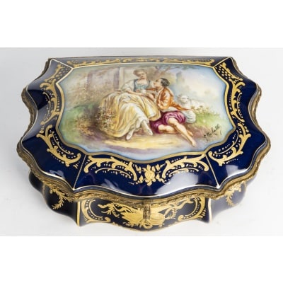 Un coffret à bijoux en porcelaine bleu, fin XIXème siècle