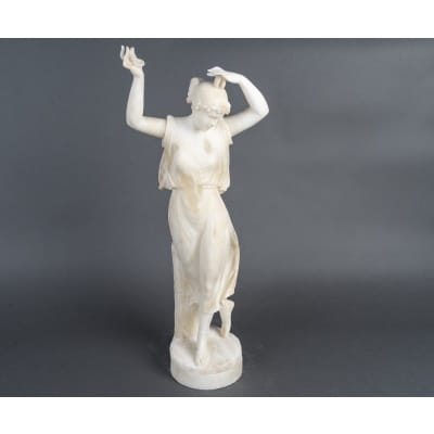 Une sculpture de femme en albâtre, fin XIXème siècle