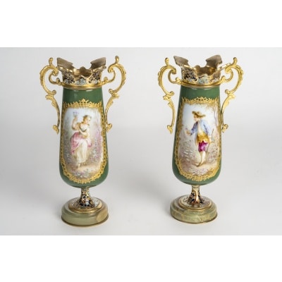 Une paire de vases en porcelaine et bronze cloisonné, fin XIXème siècle