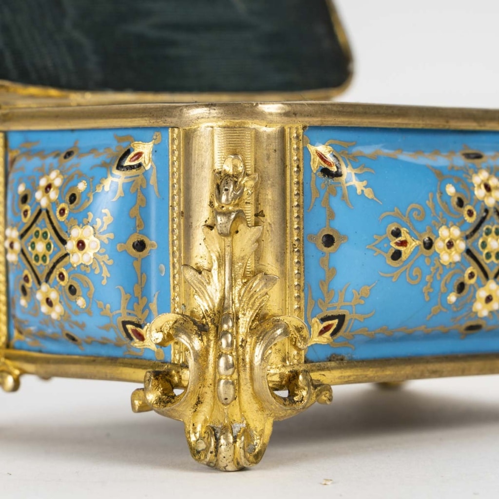 Un Coffret à Bijoux En bronze doré et émail, Fin XIXème Siècle 6