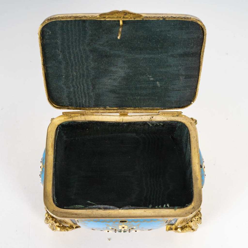 Un Coffret à Bijoux En bronze doré et émail, Fin XIXème Siècle 5