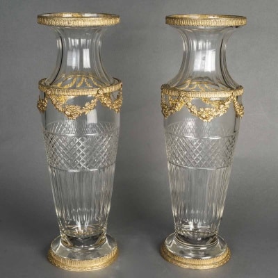 Une paire de grands vases en cristal, ornementation en bronze doré, fin XIXème siècle