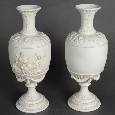 Une paire de vases en porcelaine de biscuit, fin XIXème siècle