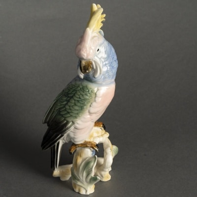 Une sculpture de perroquet en porcelaine, début XXème siècle