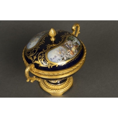 Pot-Pourri en porcelaine montée à décor peint de Pastorales Galantes. Circa 1880