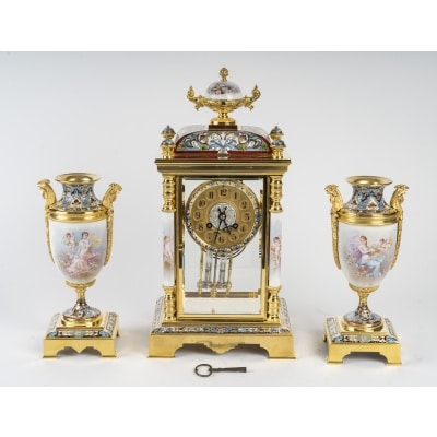 Une Garniture De Cheminée En Porcelaine, Bronze Doré Et émail Cloisonné, Fin XIXème Siècle