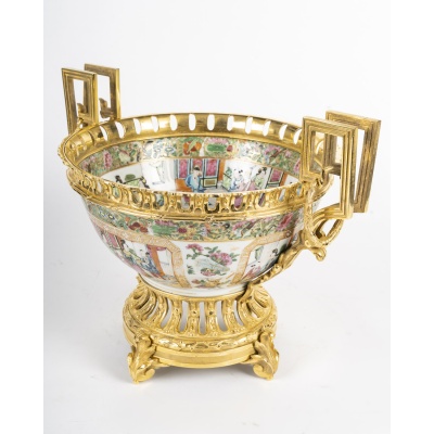 CHINE - Coupe montée en porcelaine de Canton à riche décor de scènes de Palais. Vers 1890