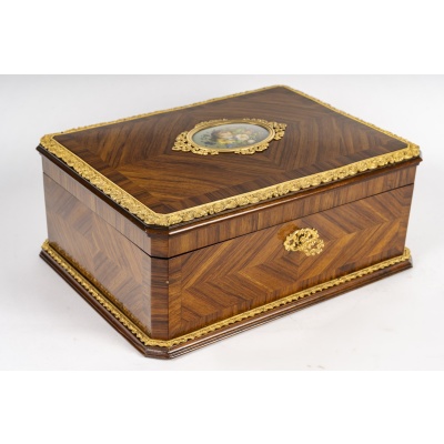 VERVELLE Aîné, à Paris- Coffret marqueté à médaillon fleuri.Circa 1840