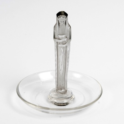Cendrier Baguier "Statuette Source de la Fontaine" verre blanc patiné gris de René LALIQUE