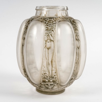 Vase "Six Figurines et Masques" verre blanc patiné gris vert de René LALIQUE