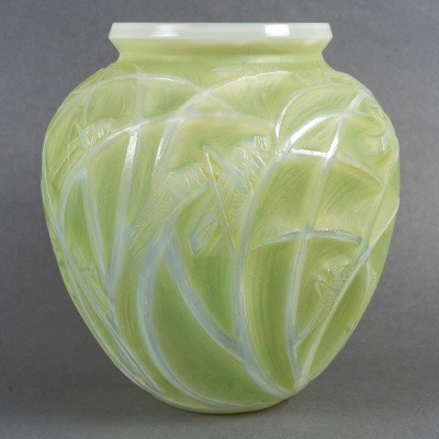 Vase "Sauterelles" verre opalescent patiné vert de René LALIQUE