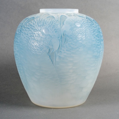 Vase "Alicante" verre opalescent patiné bleu de René LALIQUE