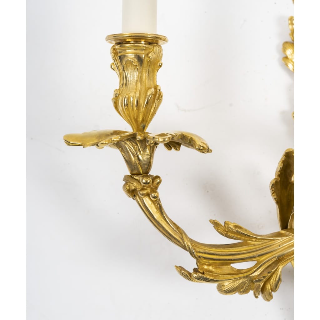 Importante paire d’appliques signée Raingo, en bronze doré de style Louis XV, XIXème. 4