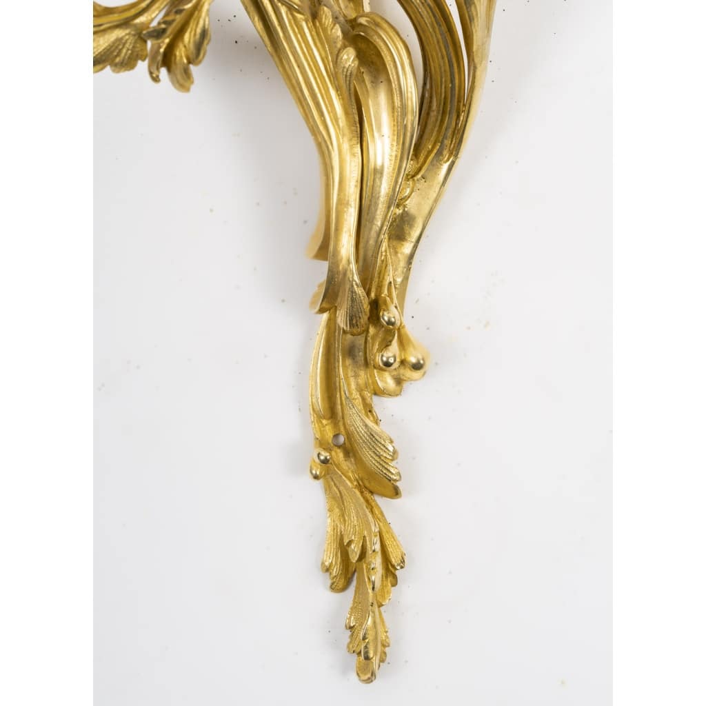 Importante paire d’appliques signée Raingo, en bronze doré de style Louis XV, XIXème. 6