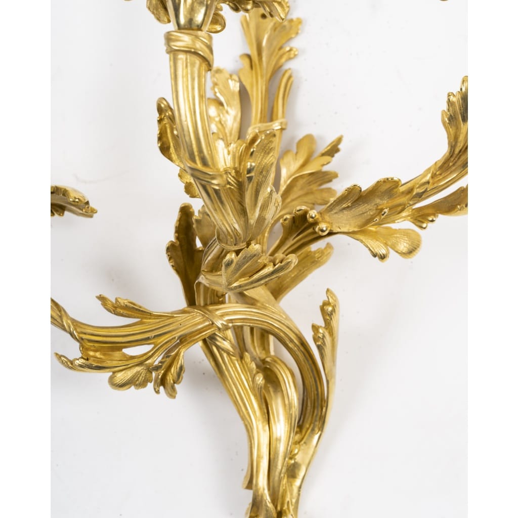 Importante paire d’appliques signée Raingo, en bronze doré de style Louis XV, XIXème. 5