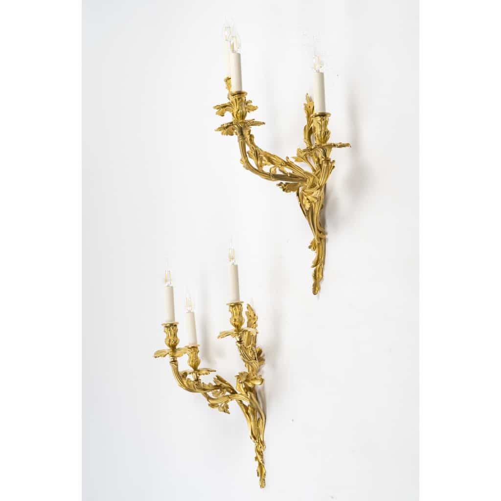 Importante paire d’appliques signée Raingo, en bronze doré de style Louis XV, XIXème. 3