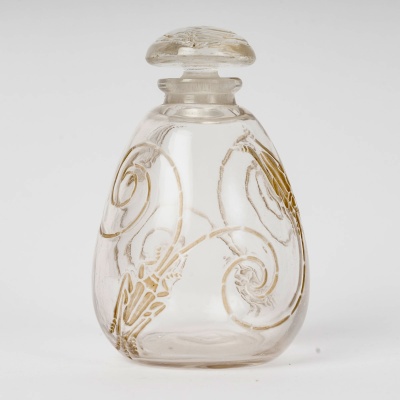 Flacon "Capricornes" verre blanc patiné sépia de René LALIQUE
