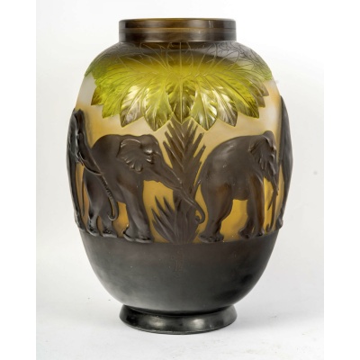 Vase "Eléphants" verre multicouche d'Emile Gallé