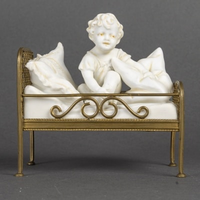 Une sculpture en biscuit de petit enfant priant dans son lit, Art nouveau