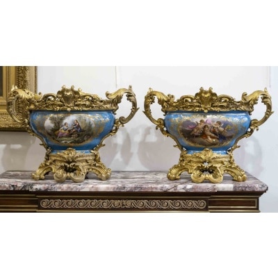 Une paire de coupe-jardinières en porcelaine, XIXème siècle