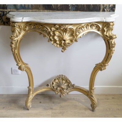 Une console en bois doré de style louis XV, fin XIXème siècle