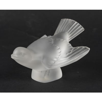 Lalique – Moineau “Coléreux” en cristal satiné – Figurine en verre pressé, XXe siècle