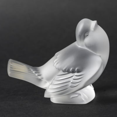 Lalique – Moineau en cristal satiné “Tête penchée” – Figurine en verre pressé, XXe siècle
