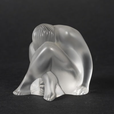Lalique – Figurine “Femme Nue Accroupie” en cristal satiné – Sculpture en verre pressé, XXe siècle