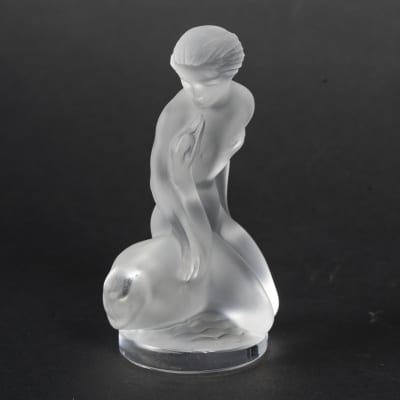 Lalique – Figurine en cristal satiné “Léda et le Cygne”, Art Déco, XXe siècle