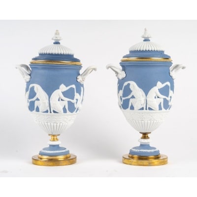 Une paire de vases en biscuit wedgwoog, fin XIXème siècle
