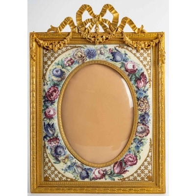 Grand Cadre émaillé En Bronze Doré à Décor Floral, à Décor d'Une élégante. Epoque Napoléon III