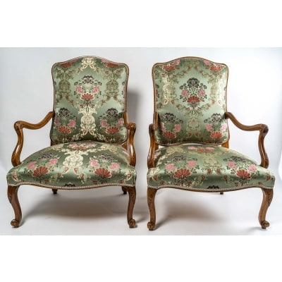 Paire de larges et bas fauteuils en noyer mouluré et sculpté, époque Régence vers 1720