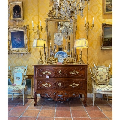 Commode Sauteuse Galbée d’Epoque Louis XV en Noyer Mouluré et Sculpté Provence vers 1740-1750