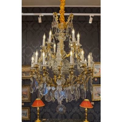 Important lustre de style Louis XV signé par Baccarat en bronze doré et décor de cristal taillé vers 1880