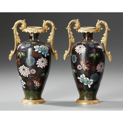 Une paire de vases en bronze et émail, fin XIXème siècle