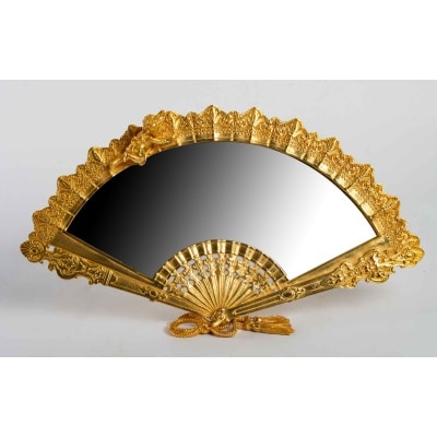Miroir-Eventail à poser en bronze doré au Chérubin. Paris, circa 1870.